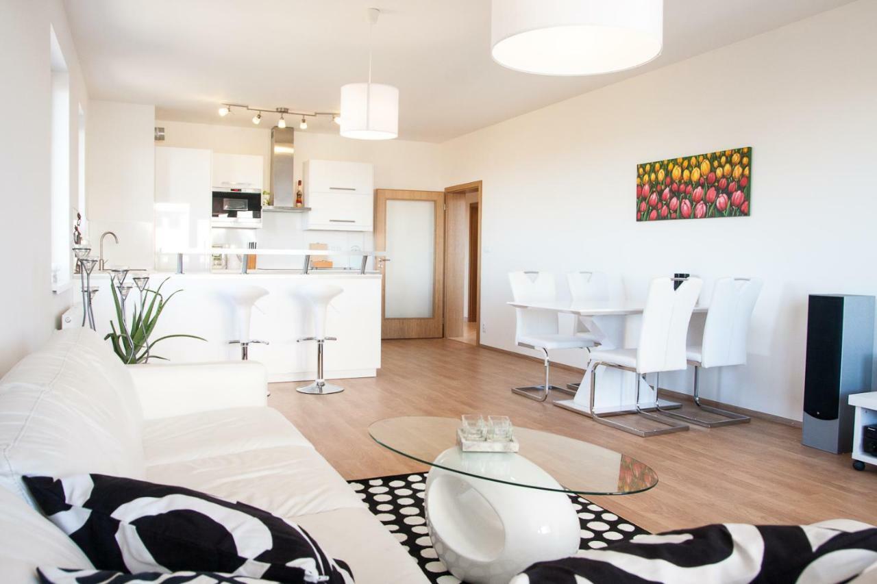 Prostorný 3 pokojový apartmán s dvěma terasami Praga Esterno foto